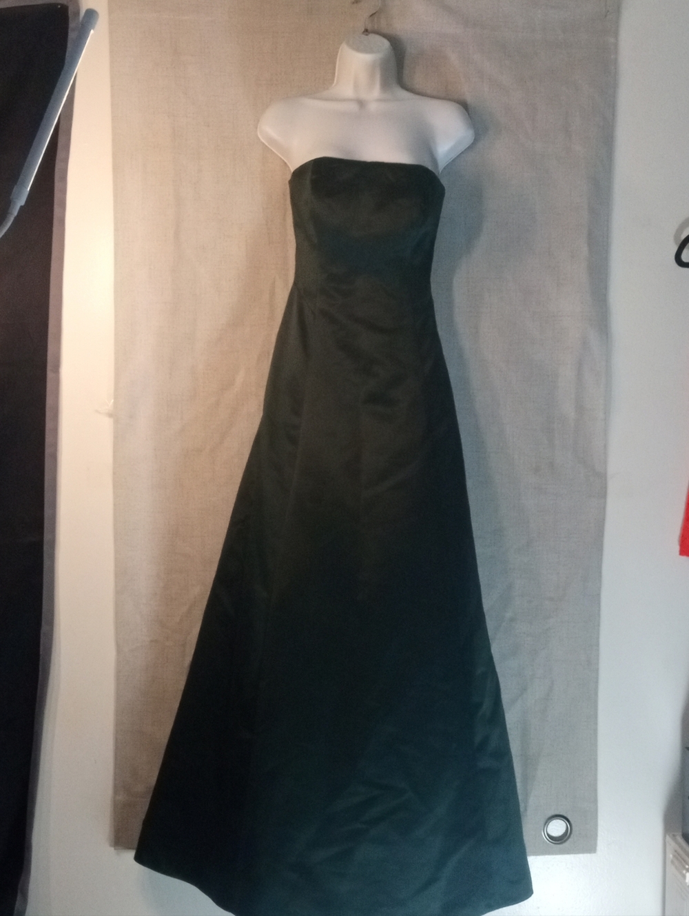 Elegant Strapless Dark Green Satin Sheen Evening Gown. Size 6. Like New.